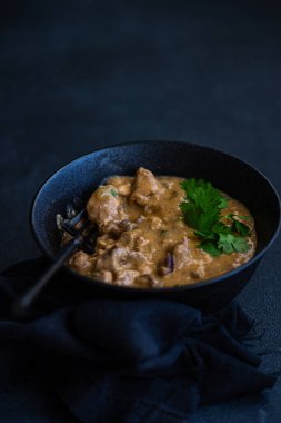 Biftek stroganof tabağı kasede servis ediliyor.