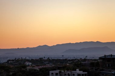 Tucson 'un sarı gökyüzü manzarası, gün batımında AZ