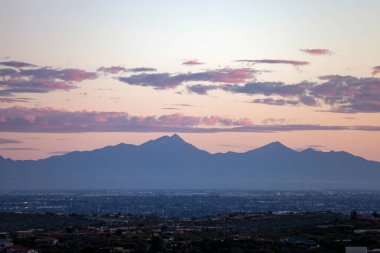 Gün batımında Tucson 'a, AZ' ye bakıyorum.