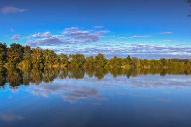Central Bohemian Highla 'daki balıkçı göletinin sonbahar yansıması
