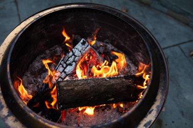 Sonbaharda dışarıdaki ateş çukuruna yakın çekim.