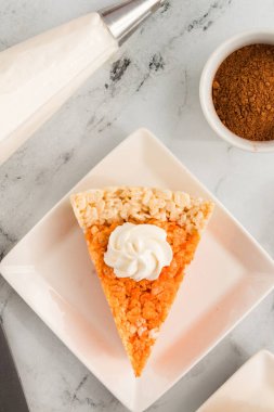 Krem şantili pirinç gevrekleri balkabağı turtası gibi.