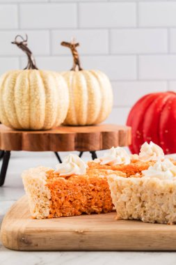 Balkabağı tart stili pirinç gevreği üzerine krem şanti konmuş.