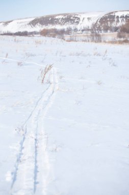 Kış manzarası karla kaplı tarlalar ve kayak pistleri