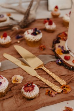 Yaban çiçeği düğün pastası kesicisi