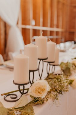 Kırsal düğün çiçekleri ve mumları