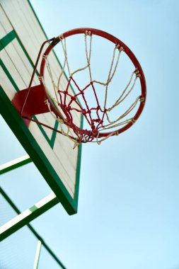 Bir basketbol potası ve mavi gökyüzü