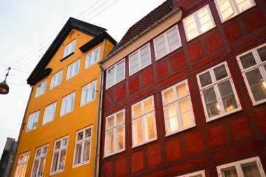Eski Kopenhag kasabasında klasik evler