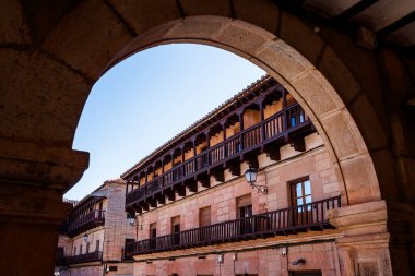 Villanueva de los Infantes meydanında kemer