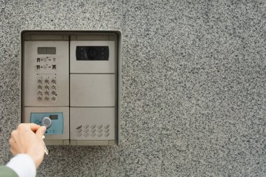 Dahili telefonun yanında bir kadın eli var.