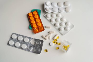 Beyaz arka planda haplı ve kapsüllü haplar