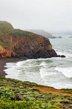 Kıyı manzarası dalgalar ve kayalık uçurumlar