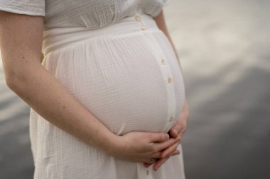 Beyaz Düğmeli Elbise Giyen Anneyi Bekliyorum.