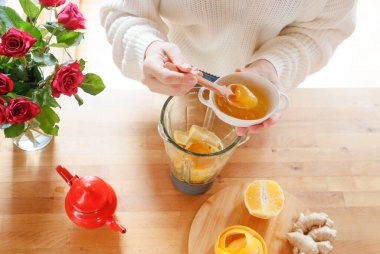 Üst manzara - eller çay için narenciye ile karıştırıcıya bal ekler