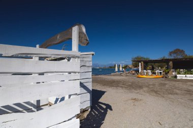 Sezon Alykes Potamos plajında, Korfu, Yunanistan.