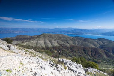 Pantokrator Dağı 'ndan Arnavutluk kıyı şeridi ve dağlarının manzarası