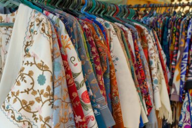 Çiçek desenli renkli bir elbise askısı