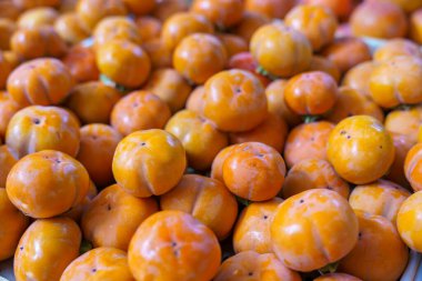 Birkaç tanesi çürümüş portakal yığını.