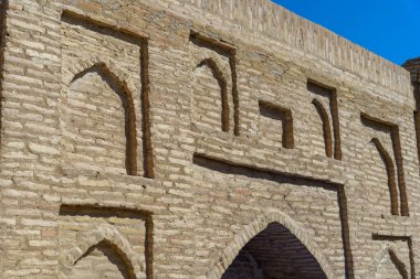 Tuğla duvarın kemerleri var ve kahverengi renkli.