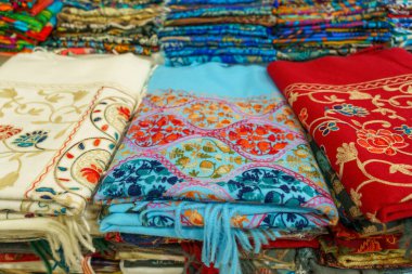 Ortasında mavi olan renkli bir battaniye yığını.