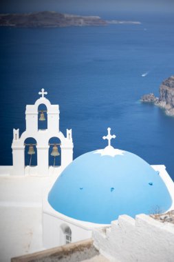 Santorini Yunanistan 'da yazın mavi kubbe.