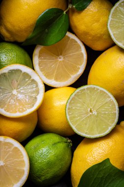 Turunçgil ve yeşil yaprakların havadan görünüşü