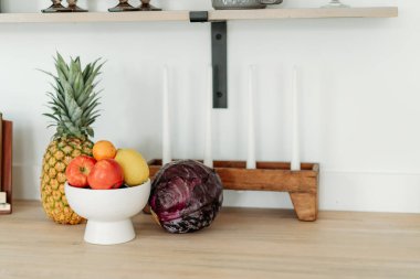 asgari mutfakta meyve tezgahında