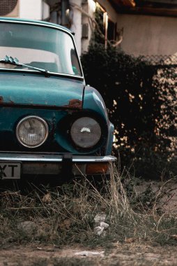 Kırsal Şehir Merkezinde Terk Edilmiş Eski Araba