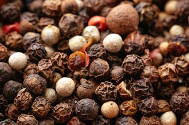 Siyah beyaz biberin makro fotoğrafı.