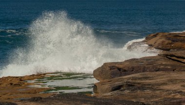 Tatlı Su Sahili, NSW, Avustralya dalgaları kayalara çarpıyor