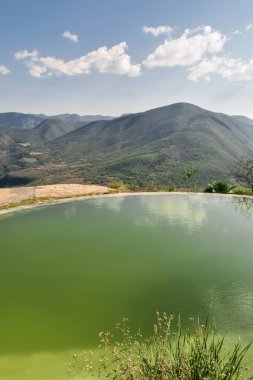 Hierve el Agua, Oaxaca 'daki doğal havuz manzarası.