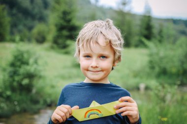 Mutlu dünyada mutlu bir çocuk