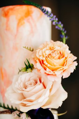 Düğün pastasını mermer şeftali boyası ve gül çiçekleriyle kapat.