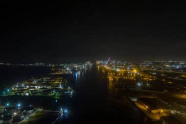 Şehir merkezindeki Mobil rıhtım geceleri ufuk çizgisi