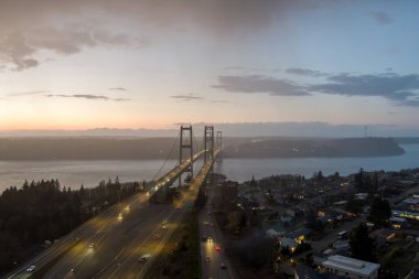Gün batımında Tacoma Narrows köprüsü.