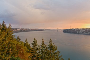Gün batımında Tacoma Narrows köprüsü.
