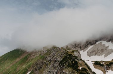 Alman Dağlarındaki Puslu Alp Kayalıkları