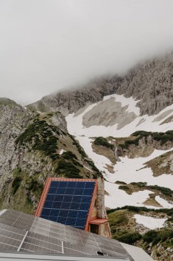 Alman Alplerinde Güneş Paneli Kurulmuş Dağ Kulübesi