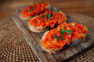 Rustik Ahşap Tahta Üzerinde Geleneksel İtalyan Hughchetta