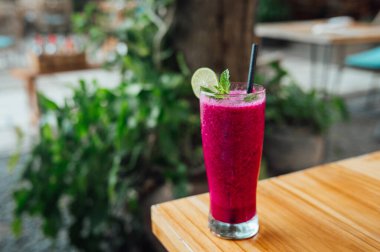 Canlı Pembe Passionfruit Mocktail Taze Nane Yapraklarıyla süslenmiş