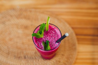 Canlı Pembe Passionfruit Mocktail Taze Nane Yapraklarıyla süslenmiş