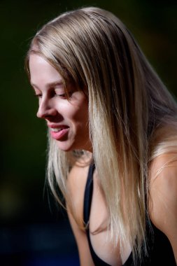 25 yaşında sarışın bir kadın kameraya bakmıyor..