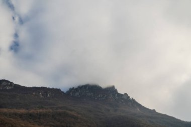 Bulutlarla kaplı Dağ Tepesi