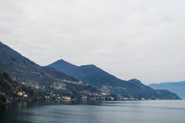 Bir köyü olan dağ sırası, Como Gölü, İtalya