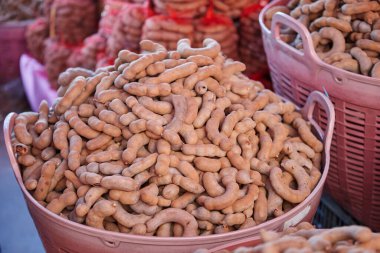 Sepette olgun, tatlı demirhindi meyvesi yığını