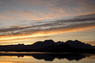 Gün batımı Fjord ve Dağların Üzerinde 