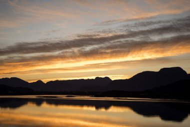 Gün batımı Fjord ve Dağların Üzerinde 