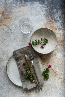 Taze paskalya çiçekleri ile sonbahar masa ayarları