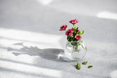 Bukette parlak paskalya çiçekleri