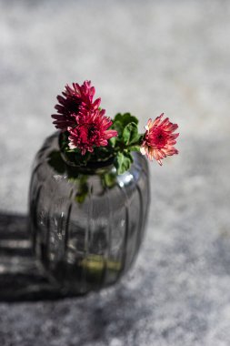 Bukette parlak paskalya çiçekleri